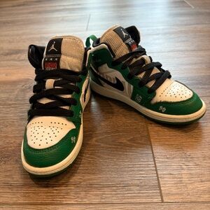 Air Jordan 1 Mid SE Pine Green Over branded Little Kid Shoes 12.5